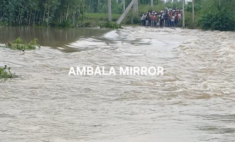 अंबाला के गांव दुखेड़ी में बरसाती नदी में चार लोगों सहित ईंटों से भरी ट्रैक्टर ट्राली पलटी दो लापता दो बचाए