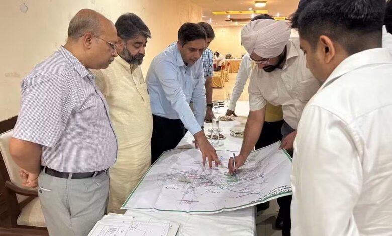 पूर्व राज्यमंत्री असीम गोयल नन्यौला ने वीरवार को अम्बाला शहर में आईआईटी रूडक़ी व जिला प्रशासन के सम्बन्धित विभागों के साथ बैठक की