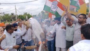 छात्रों पर लाठीचार्ज के विरोध में ब्लॉक कांग्रेस का जोरदार प्रदर्शन, प्रधानमंत्री का पुतला दहन 

छात्रों की आवाज़ दबाने वाली सरकार को जनता जवाब देगी":- विनोद धीमान

अंबाला शहर:- ब्लॉक कांग्रेस कमेटी, अंबाला शहर द्वारा आज पॉलिटेक्निक चौक पर केंद्र सरकार के खिलाफ जोरदार विरोध प्रदर्शन किया गया। इस दौरान कांग्रेस कार्यकर्ताओं ने देश के प्रधानमंत्री नरेंद्र मोदी का पुतला दहन कर छात्रों पर हुए कथित लाठीचार्ज और कार्रवाई के खिलाफ अपना रोष व्यक्त किया।

प्रदर्शन को संबोधित करते हुए ब्लॉक कांग्रेस कमेटी के प्रधान विनोद धीमान ने कहा कि नेता प्रतिपक्ष *राहुल गांधी* ने लगभग छह माह पहले ही देश में लोकतांत्रिक संस्थाओं पर बढ़ते खतरे और आपातकाल जैसे हालात बनने की आशंका जताई थी, जिसकी झलक अब पूरे देश में देखने को मिल रही है। उन्होंने आरोप लगाया कि नीट परीक्षा रद्द होने और उससे उपजे तनाव के कारण कई छात्रों ने अपनी जान गंवाई, जिसके विरोध में हजारों छात्र पिछले 22 दिनों से जंतर-मंतर पर शांतिपूर्ण आंदोलन कर रहे हैं।

उन्होंने कहा कि सामाजिक कार्यकर्ता **सोनम वांगचुक** सहित आंदोलनकारियों के साथ सरकार ने दमनकारी रवैया अपनाया और उन्हें जबरन अस्पताल ले जाया गया। इसके बाद 20 जुलाई को संसद मार्च कर रहे छात्रों पर दिल्ली पुलिस द्वारा लाठीचार्ज, आंसू गैस और पानी की बौछारों का प्रयोग किया गया, जिसमें बड़ी संख्या में छात्र घायल हुए। उन्होंने आरोप लगाया कि इस कार्रवाई में छात्राओं के साथ भी अमानवीय व्यवहार किया गया, जो बेहद निंदनीय और लोकतंत्र पर सीधा हमला है।

वहीं, कांग्रेस ब्लॉक प्रधान राकेश महल ने कहा कि नेता प्रतिपक्ष **राहुल गांधी** लगातार छात्रों की आवाज़ को सड़क से संसद तक उठाते रहे हैं। जब उन्होंने संसद में छात्रों का मुद्दा उठाने का प्रयास किया तो सदन को स्थगित कर दिया गया। इसके बाद राहुल गांधी, सांसद **वरुण मुलाना**, **रणदीप सिंह सुरजेवाला ** एवं अन्य कांग्रेस सांसद प्रधानमंत्री आवास के बाहर शांतिपूर्ण धरने पर बैठे, जहां दिल्ली पुलिस ने बल प्रयोग करते हुए उन्हें हटाया और उनके साथ धक्का-मुक्की की।

उन्होंने कहा कि केंद्र सरकार किसानों, युवाओं, छात्रों, कर्मचारियों और आम जनता की आवाज़ दबाने का प्रयास कर रही है, लेकिन कांग्रेस पार्टी इस दमन के सामने झुकने वाली नहीं है। कांग्रेस सड़क से लेकर संसद तक किसानों, मजदूरों, कर्मचारियों और छात्रों के अधिकारों की लड़ाई पूरी मजबूती से लड़ती रहेगी। उन्होंने कहा कि **चौधरी निर्मल सिंह** और सांसद **वरुण मुलाना** संसद के भीतर जनता की आवाज़ बुलंद करेंगे, जबकि कांग्रेस कार्यकर्ता सड़कों पर संघर्ष जारी रखेंगे।

इस विरोध प्रदर्शन में जिला कांग्रेस कमेटी के अध्यक्ष पवन अग्रवाल ग्रामीण कांग्रेस अध्यक्ष,दुष्यंत चौहान, पूर्व जिला परिषद अध्यक्ष ब्रह्मपाल राणा, मस्तान सिंह, रोहित जैन, हिम्मत सिंह, रोहित शर्मा, विशु, प्रतीक चौधरी, सुरेंद्र सिंह बिट्टू, नवीन गुप्ता, हरि सिंह, जनार्दन ठाकुर, कमल बछल, सुरजीत सिंह कुर्बानपुर, अशोक सोनी, कुलदीप सिंह गुल्लू, मिथुन वर्मा, रविंद्र गुप्ता, कमल सिंह, नरेंद्र पाली, सनी मुखा, रॉबिन खोरा, राजविंदर कौर, खुशवीर वालिया, बलवंत राय, किरण पाल राणा, पंकज भोला, प्रेम सागर शर्मा, ठाकुर सिंह सैनी, हरनेल सिंह काला जाट, बांत सिंह, मोहित खोखरेजा सहित बड़ी संख्या में कांग्रेस कार्यकर्ता उपस्थित रहे।

ब्लॉक कांग्रेस कमेटी ने चेतावनी दी कि यदि छात्रों और युवाओं की आवाज़ को इसी तरह दबाया जाता रहा तो कांग्रेस पूरे देश में जनआंदोलन तेज करेगी और लोकतंत्र की रक्षा के लिए हर स्तर पर संघर्ष जारी रखेगी।