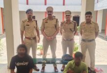 सो रहे ट्रक चालकों को निशाना बनाकर चोरी करने वाले 2 आरोपी 24 घंटे में गिरफ्तार, 5 मोबाइल, 8 एटीएम कार्ड व 6,100 रुपये बरामद