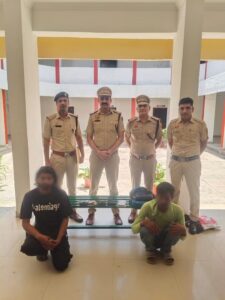 सो रहे ट्रक चालकों को निशाना बनाकर चोरी करने वाले 2 आरोपी 24 घंटे में गिरफ्तार, 5 मोबाइल, 8 एटीएम कार्ड व 6,100 रुपये बरामद