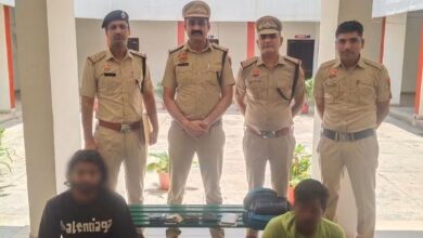 सो रहे ट्रक चालकों को निशाना बनाकर चोरी करने वाले 2 आरोपी 24 घंटे में गिरफ्तार, 5 मोबाइल, 8 एटीएम कार्ड व 6,100 रुपये बरामद