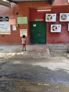 इलाज के दौरान माँ की मौत,मोर्चरी के सामने बैठा छोटा सा बच्चा करता रहा माँ का इंतजार 