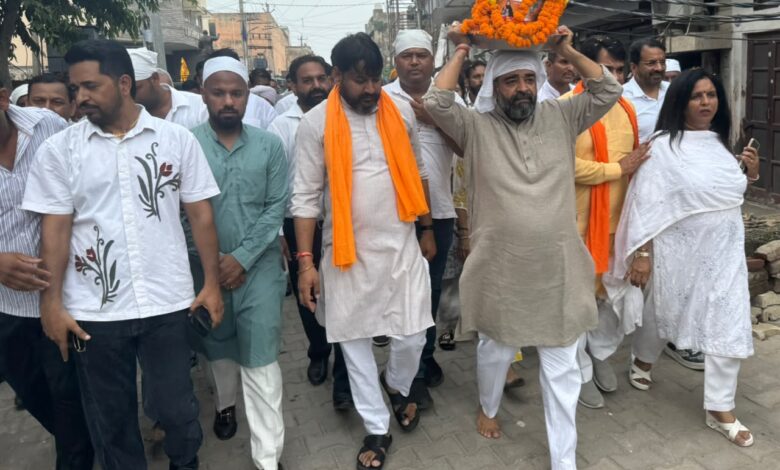 संत शिरोमणि गुरु रविदास जी की 650वीं जयंती वर्ष के उपलक्ष्य में कलश यात्रा का अंबाला शहर रविदास बस्ती स्थित श्री गुरू रविदास मंदिर पहुंचने पर पूर्व मंत्री असीम गोयल ने स्वागत किया गया